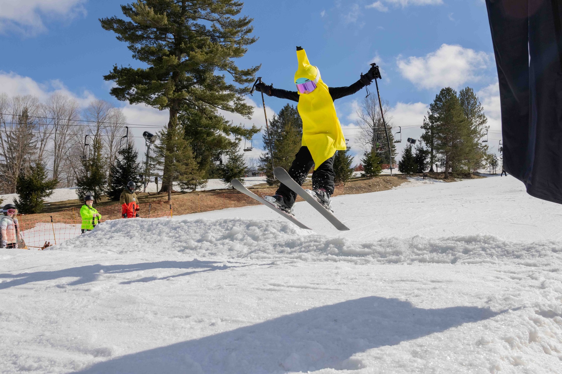 25-3-2_mini-big-air_banana-ski-jumper